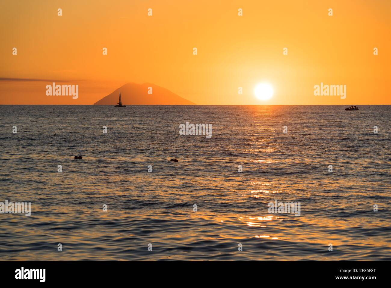 Bellissimo tramonto sul Mar Tirreno e l'isola di Stromboli vista da Tropea, Calabria, Italia Foto Stock