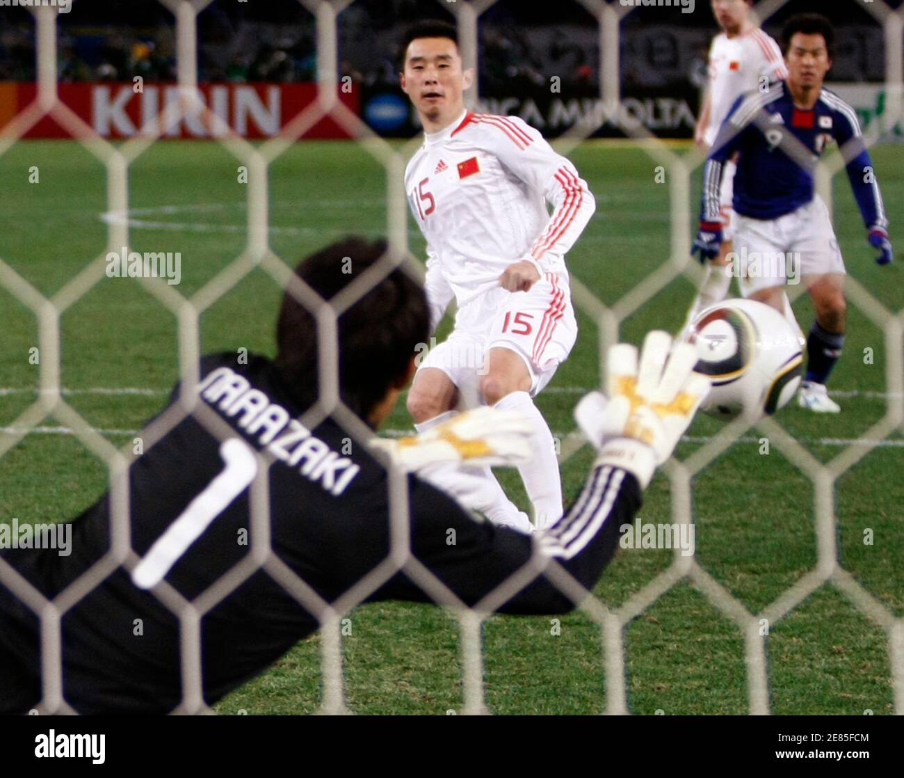 Il portiere giapponese Seigo Narazaki (1) blocca un calcio di punizione da  Yang Hao (15) durante la loro partita di calcio del Campionato dell'Asia  orientale a Tokyo il 6 febbraio 2010. REUTERS/Toru