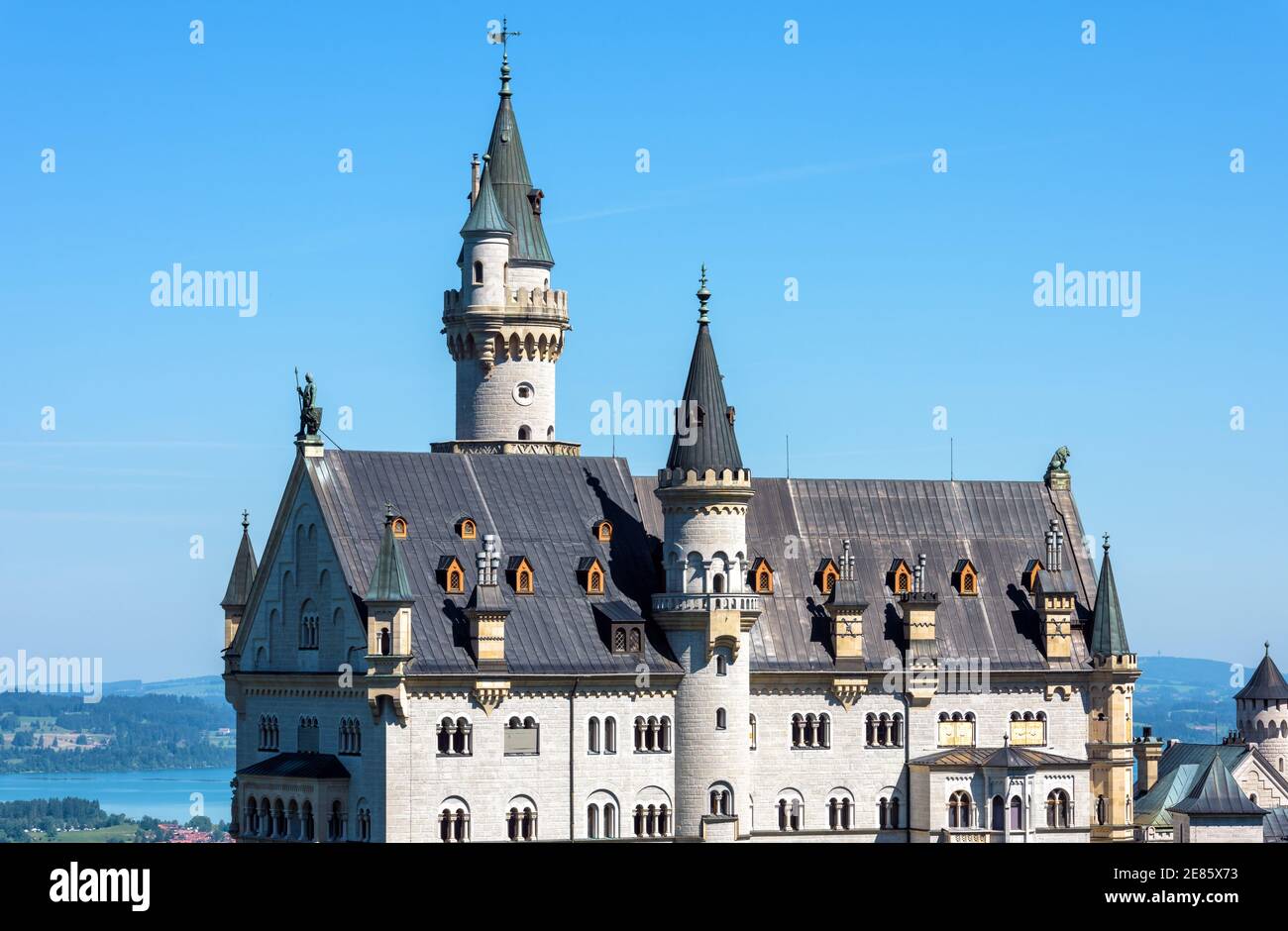 Primo piano del castello di Neuschwanstein, Germania. Bella vista del castello fiabesco nelle vicinanze di Monaco su sfondo blu cielo. Questo bellissimo palazzo del re Ludwig Foto Stock