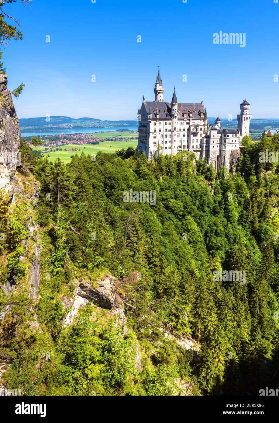 Castello di Neuschwanstein, Germania, Europa. Vista panoramica verticale del castello fiabesco nelle vicinanze di Monaco, famosa attrazione turistica delle Alpi bavaresi. Bello Foto Stock