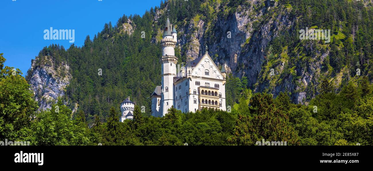 Paesaggio con il Castello di Neuschwanstein, Germania, Europa. Vista panoramica del castello fiabesco nelle vicinanze di Monaco, famosa attrazione turistica di Bavarian al Foto Stock