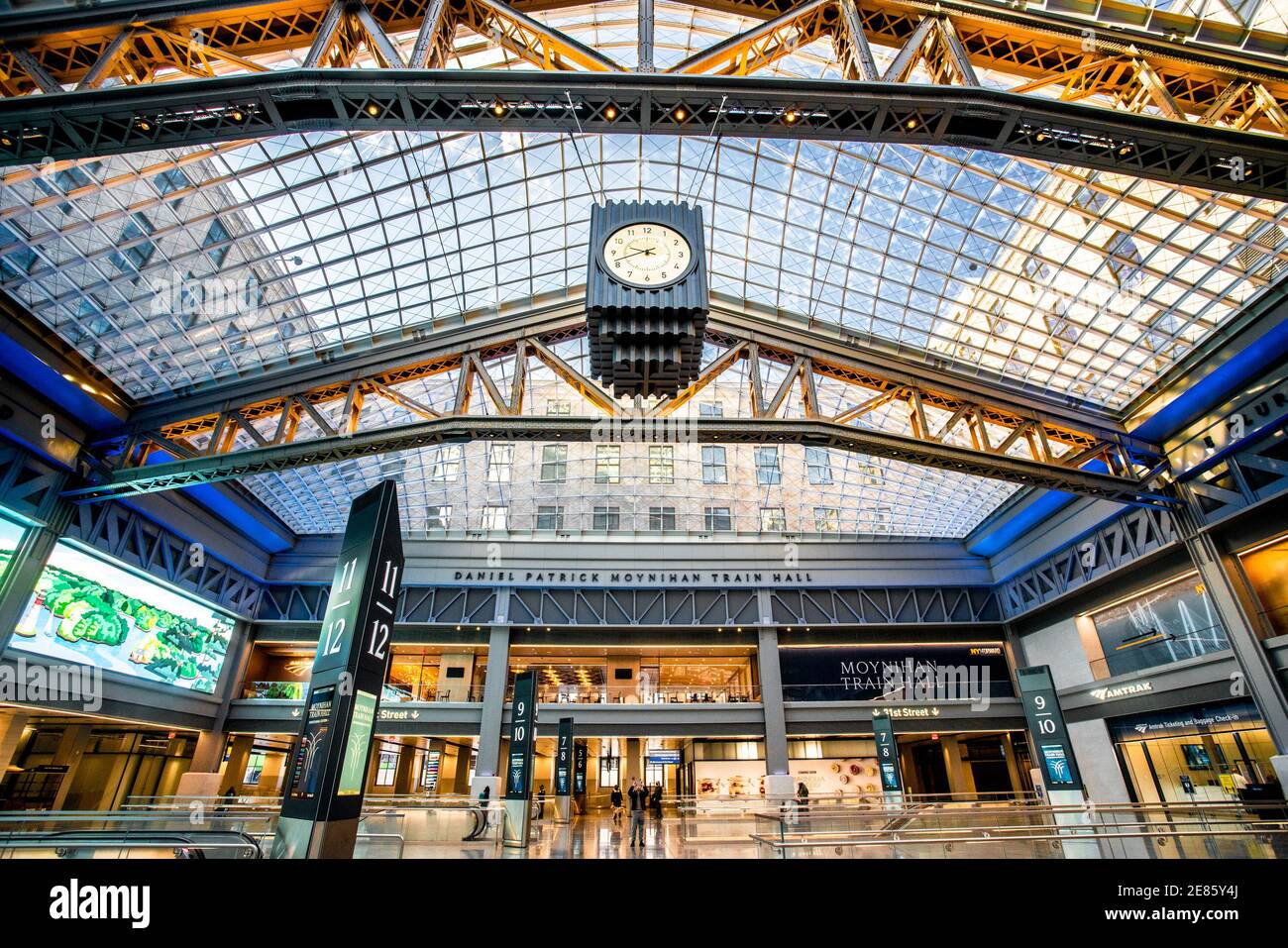 New York City, New York - 23 gennaio 2021: Vista interna del nuovo Moyinhan Train Hall presso la Penn Station di Manhattan. Foto Stock