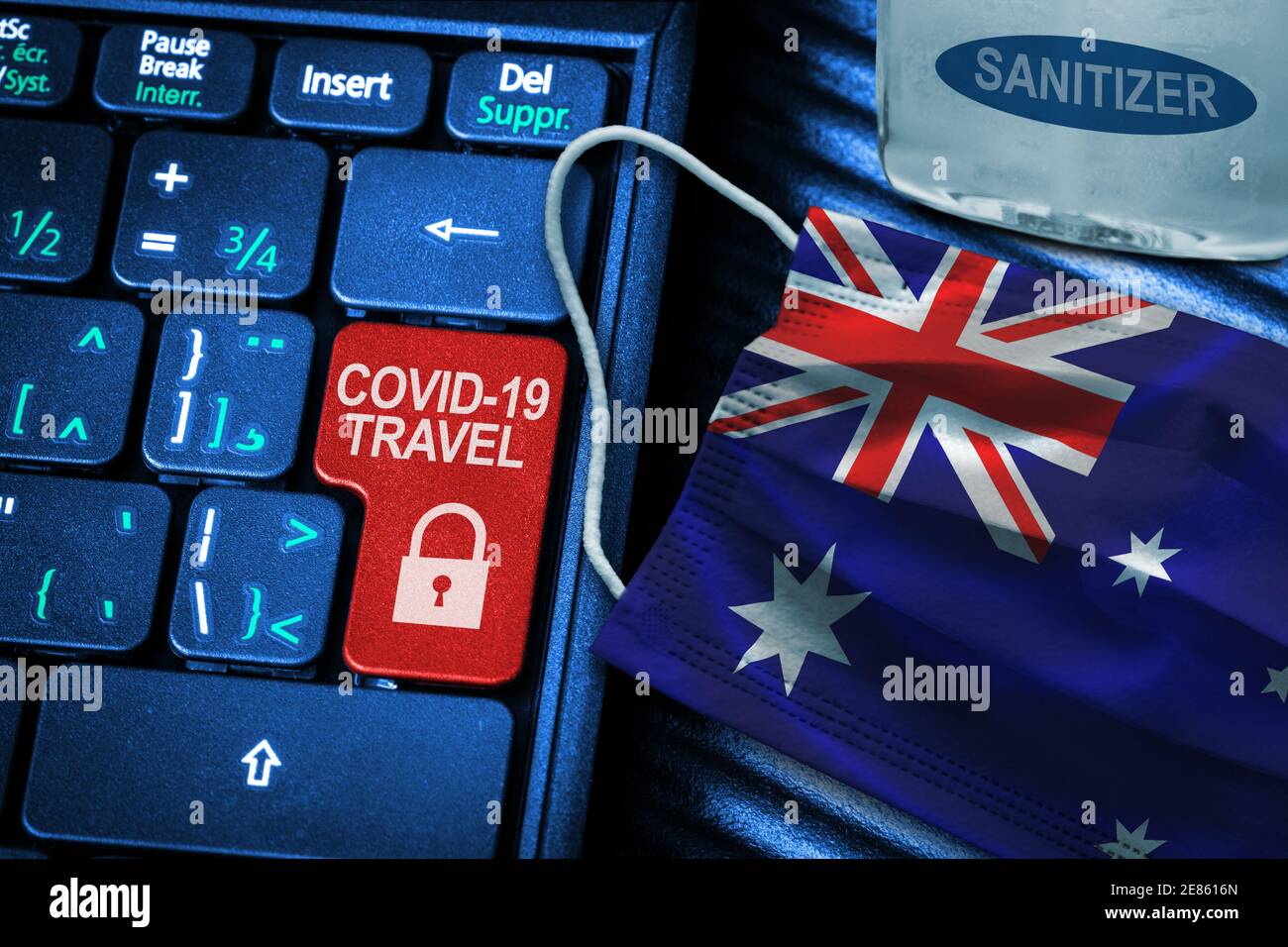 Australia COVID-19 concetto di restrizioni di viaggio del coronavirus che mostra l'avvertenza del tasto rosso sulla tastiera con maschera con bandiera australiana e disinfettante per le mani. N Foto Stock