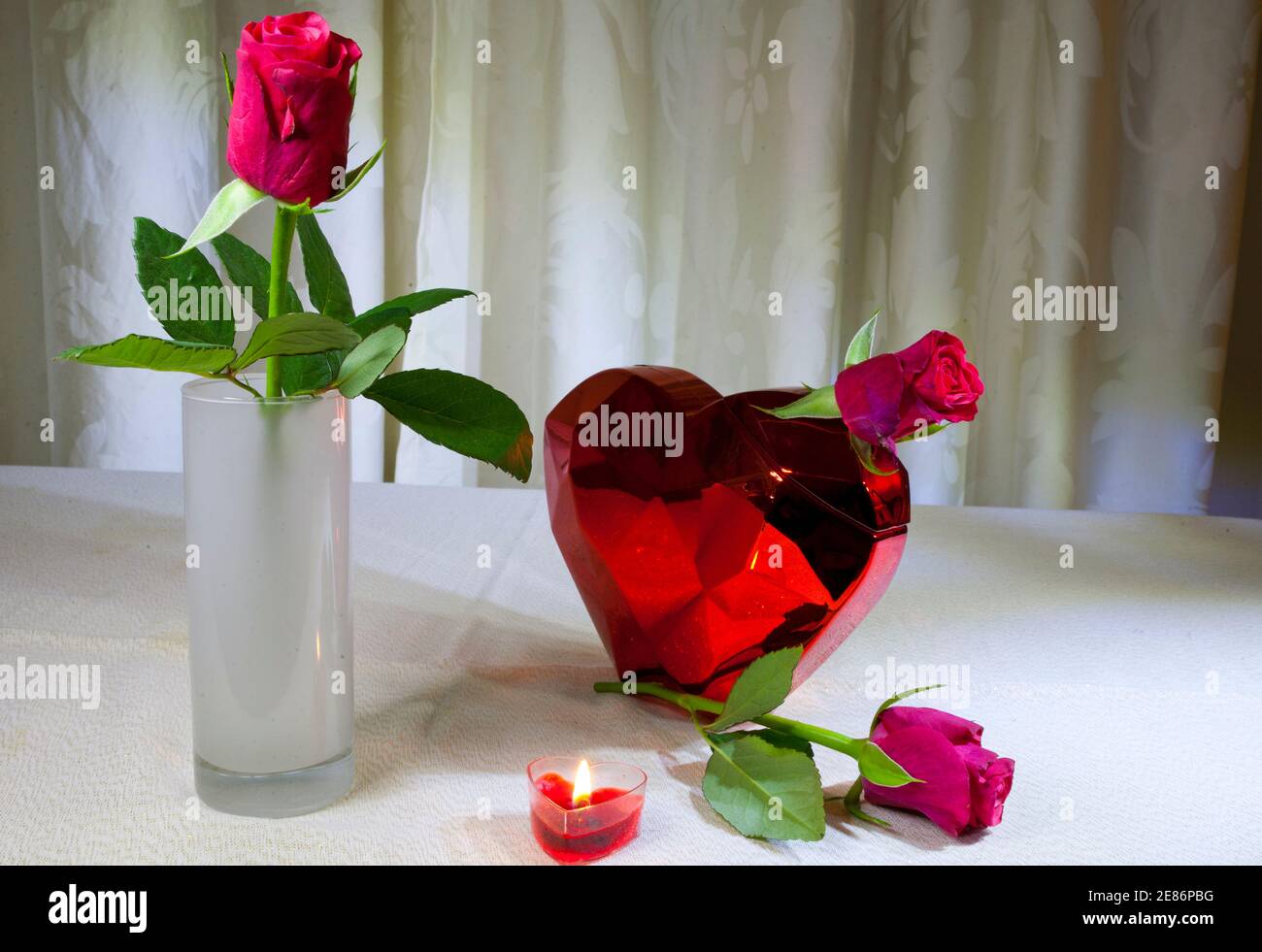 La rosa rossa è un simbolo per amore e romanticismo; San Valentino è solitamente associato con rose.è importante davvero impressionare il vostro San Valentino! Foto Stock