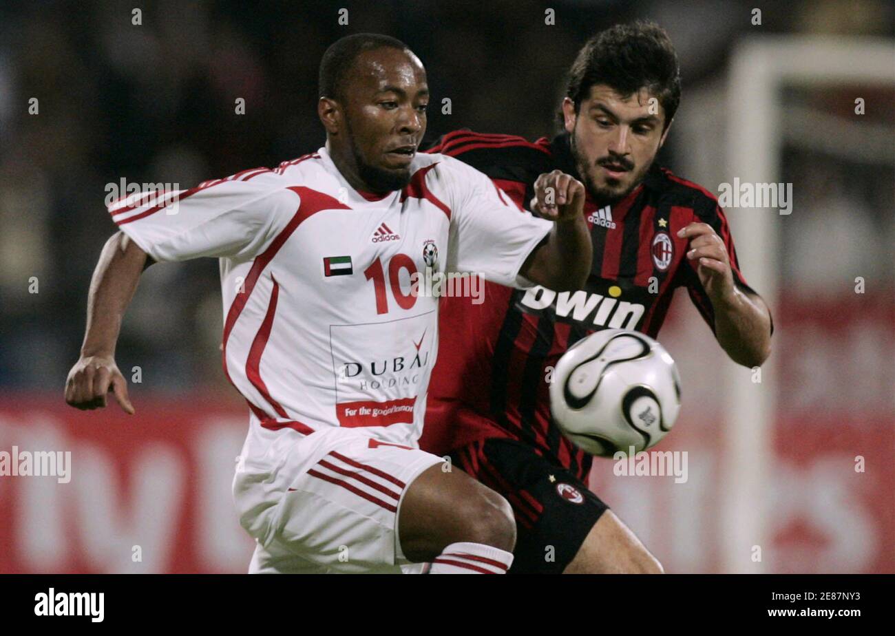 Ismail Matter (L) degli Emirati Arabi Uniti e Gennaro Ivan Gattuso dell'AC  Milan combattono per la palla durante la loro amichevole partita di calcio  allo stadio al Maktoum di Dubai l'8 gennaio
