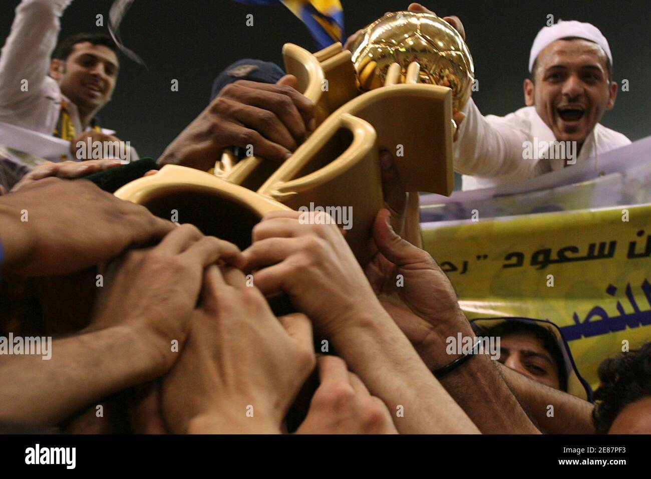 I giocatori di al Nasr festeggiano con la Saudi Prince Faisal Bin Fahad Cup dopo la loro vittoria su al Hilal nella partita di calcio finale a Riyadh il 2 aprile 2008. REUTERS/Fahad Shadeed (ARABIA SAUDITA) Foto Stock