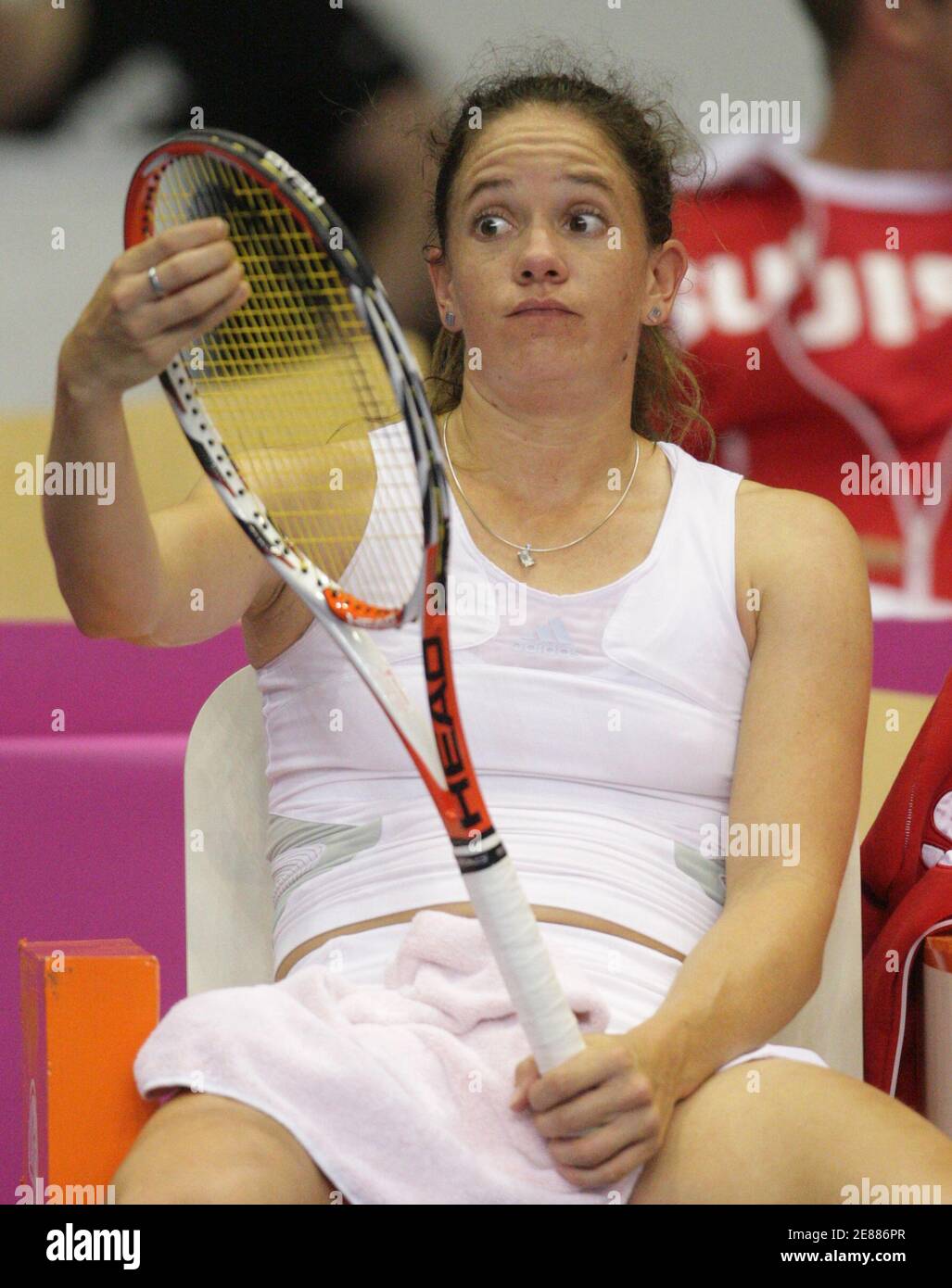 La Svizzera Patty Schnyder reagisce durante la partita di tennis della Fed Cup contro la Tamira Paszek austriaca a Dornbirn il 26 aprile 2008. REUTERS/Miro Kuzmanovic (AUSTRIA) Foto Stock