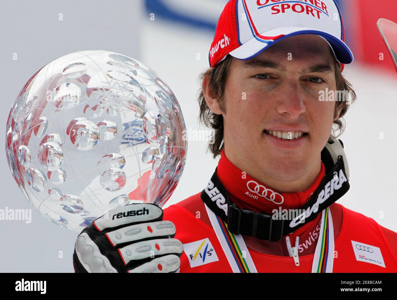Carlo Janka of Switzerland poses with the men's overall Alpine Skiing World Cup trophy at the season's finals in Garmisch-Partenkirchen March 13, 2010.    REUTERS/Wolfgang Rattay   (GERMANY - Tags: SPORT SKIING) Foto Stock