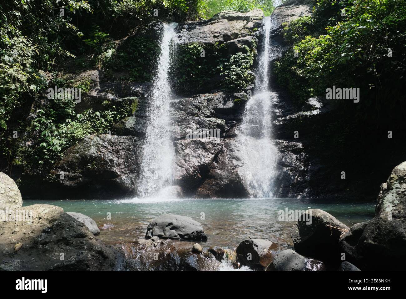 Indonesia Bali - Air Terjun Juwuk Manis - Cascate doppie Foto Stock