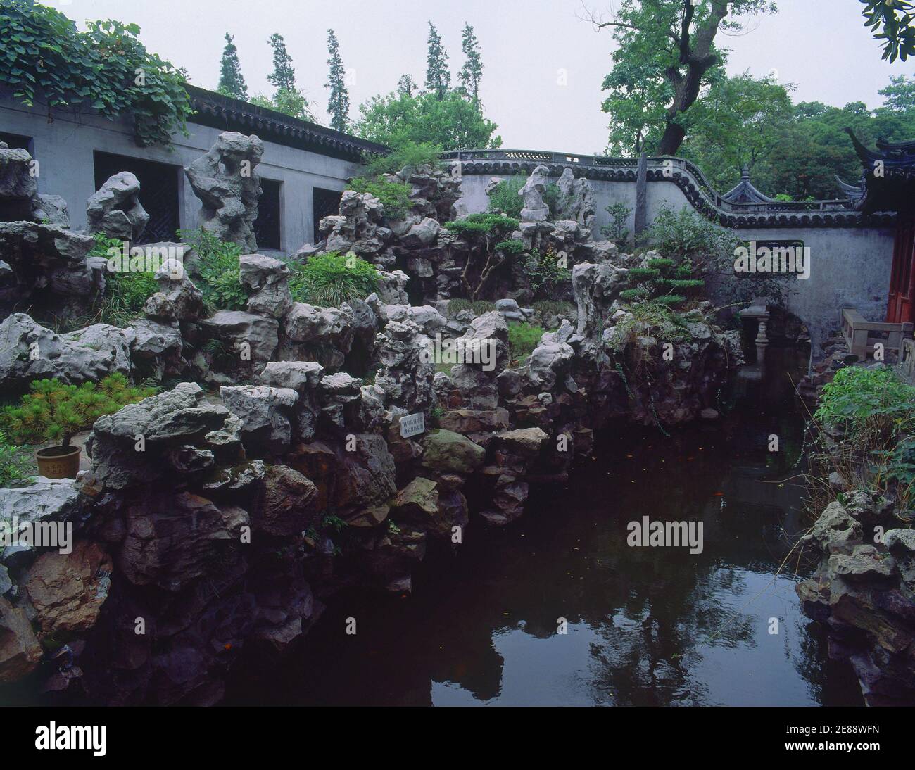 MURALLA EN EL JARDIN CONSTRUIDO EN EL S XVI POR LA FAMILIA PAN-DINASTIA MING. Autore: NANYANG ZHANG. POSIZIONE: JARDINES DE YUYUAN. SHANGHAI. Cina. Foto Stock