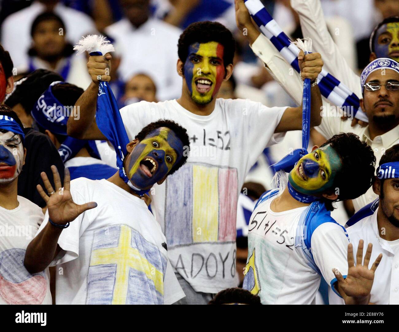 I fan sauditi di al Hilal si acclamano per la loro squadra durante la loro partita di calcio finale della Saudi King Cup contro al Itihad allo stadio King Fahad di Riyadh il 7 maggio 2010. REUTERS/Fahad Shadeed (ARABIA SAUDITA) Foto Stock