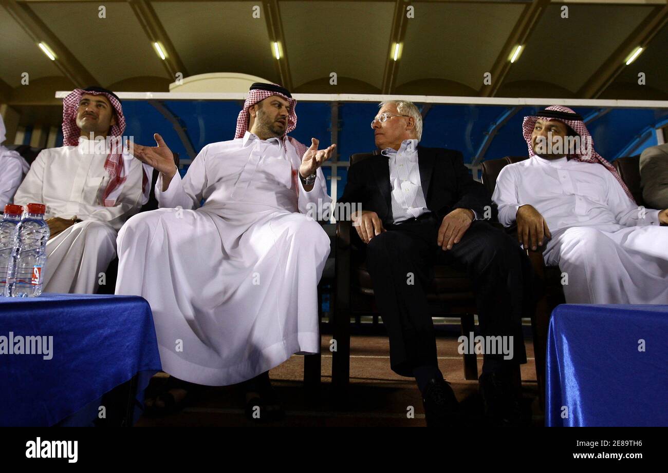 Il co-proprietario di Liverpool George Gillett (2° R) siede accanto al principe Saudita Abdullah Bin Musaid (2° L), membro onorario della squadra di calcio Saudita al-Hilal, allo stadio al-Hilal di Riyadh il 15 ottobre 2009. La società privata di investimenti sportivi sauditi F6 è in trattative con Gillett, il co-proprietario americano della squadra inglese di calcio Liverpool, per acquistare tutto o parte della sua quota del 50% nel club, un funzionario ha detto il mese scorso. REUTERS/Fahad Shadeed (ROYALS DI CALCIO DELL'ARABIA SAUDITA) Foto Stock