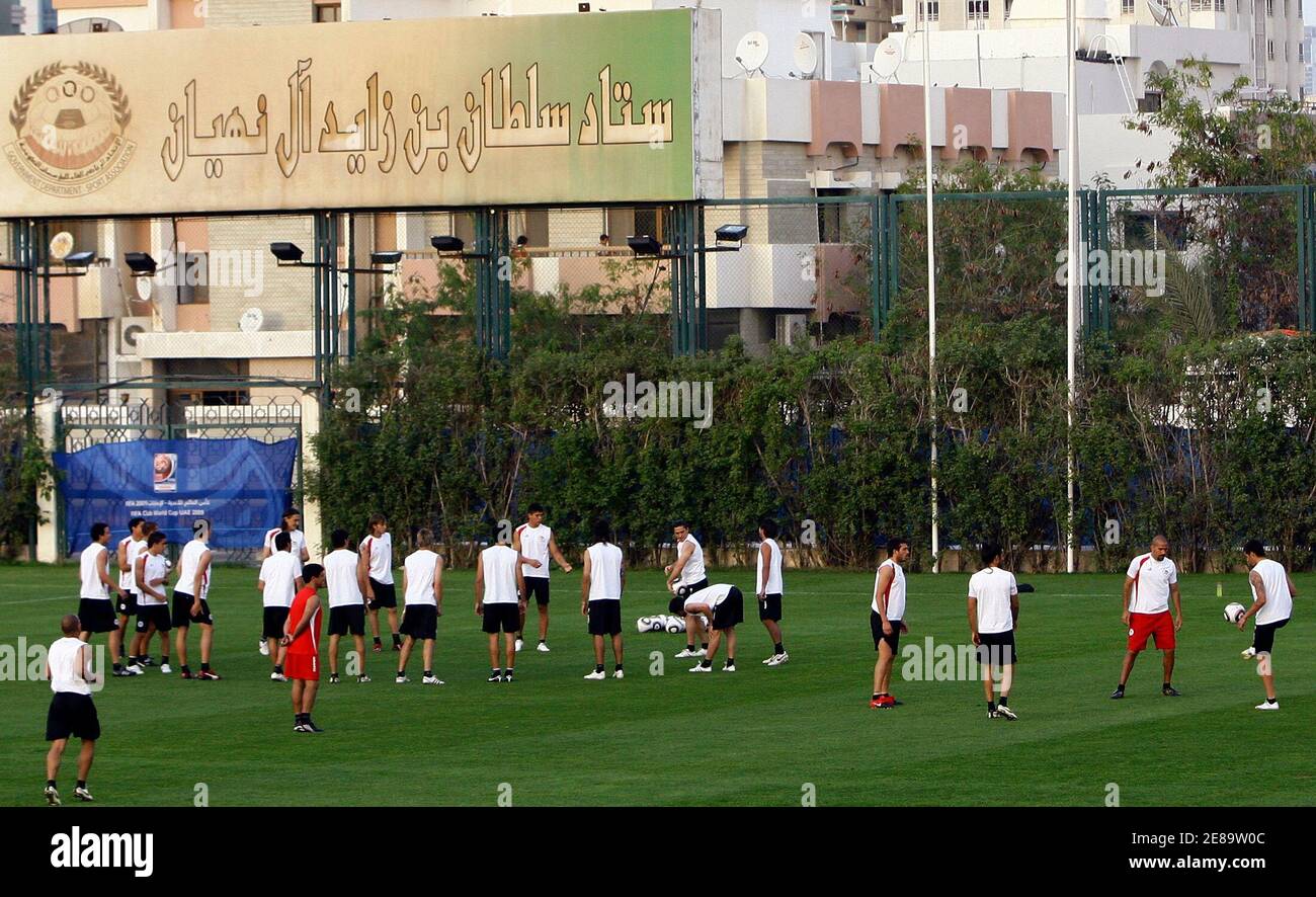 I membri della squadra di calcio di Estudiantes partecipano ad una sessione di allenamento ad Abu Dhabi il 18 dicembre 2009. Gli estudiantes argentini, campioni sudamericani, giocano a Barcellona nella partita finale di calcio della Coppa del mondo FIFA Club di sabato. REUTERS/Fahad Shadeed (EMIRATI ARABI UNITI - Tags: SPORT SOCCER) Foto Stock