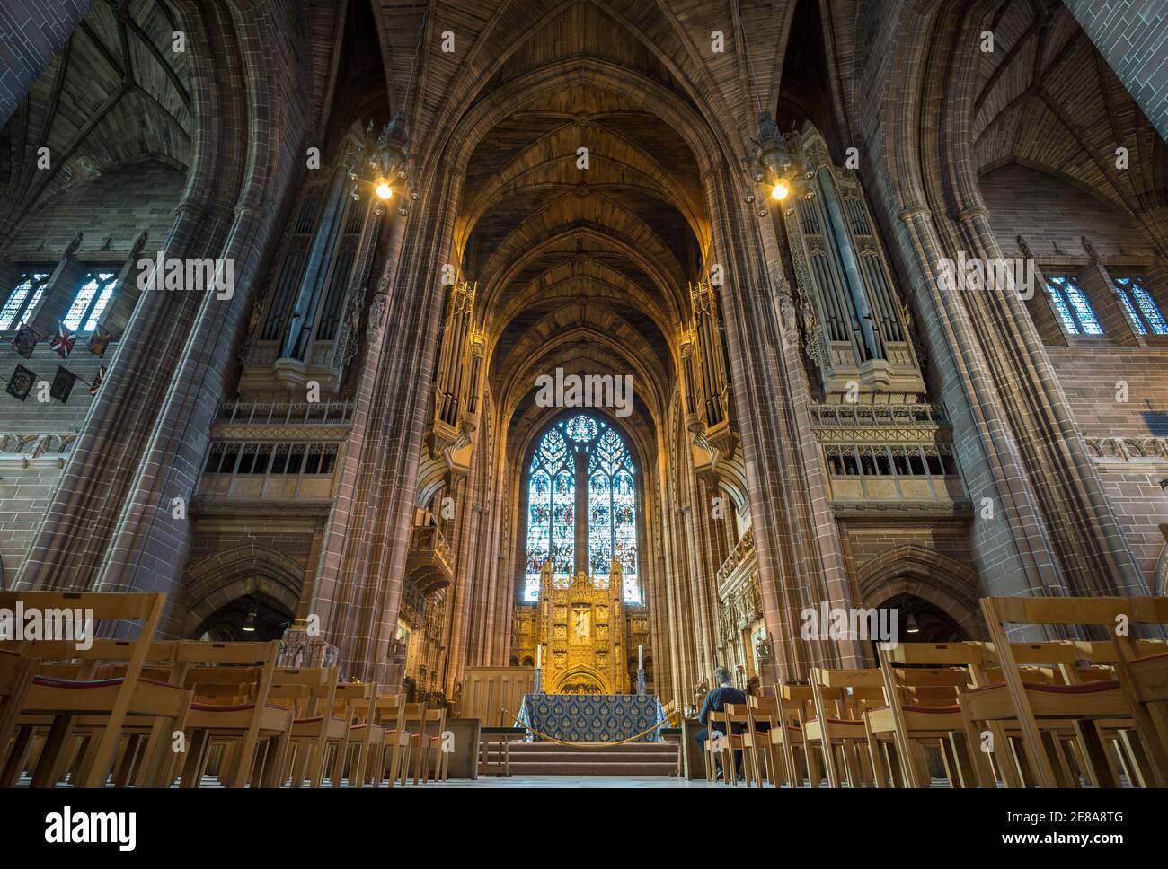 Sedie nel transetto orientale della cattedrale anglicana di Liverpool, Merseyside, con l'Alto Alter sullo sfondo Foto Stock