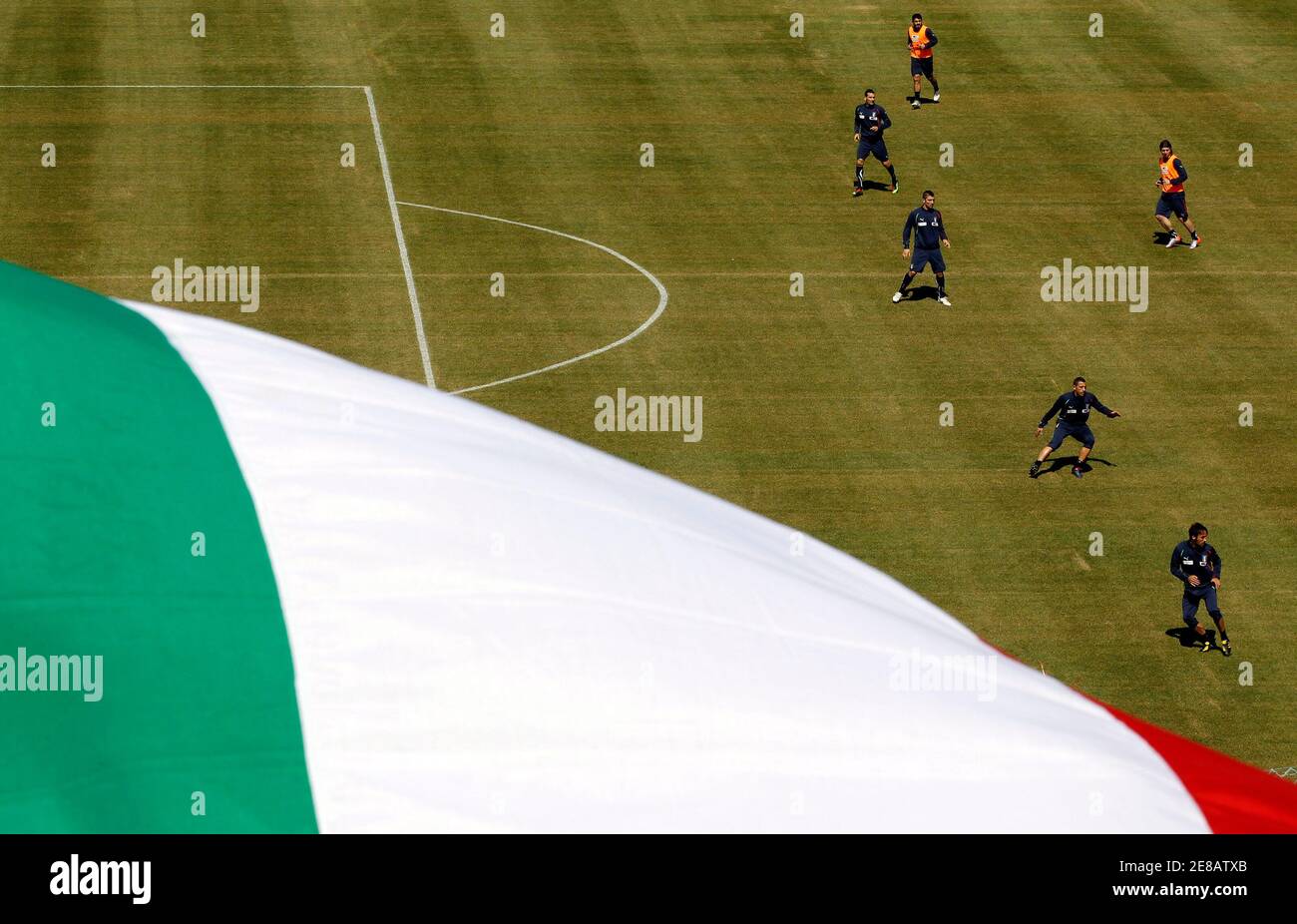 Una bandiera nazionale italiana vola mentre i giocatori di calcio italiani si allenano durante una sessione di allenamento mattutina a Sestriere il 24 maggio 2010. REUTERS/Alessandro Bianchi (ITALIA - TAGS: SPORT CALCIO MONDO FOTO DEL GIORNO) Foto Stock