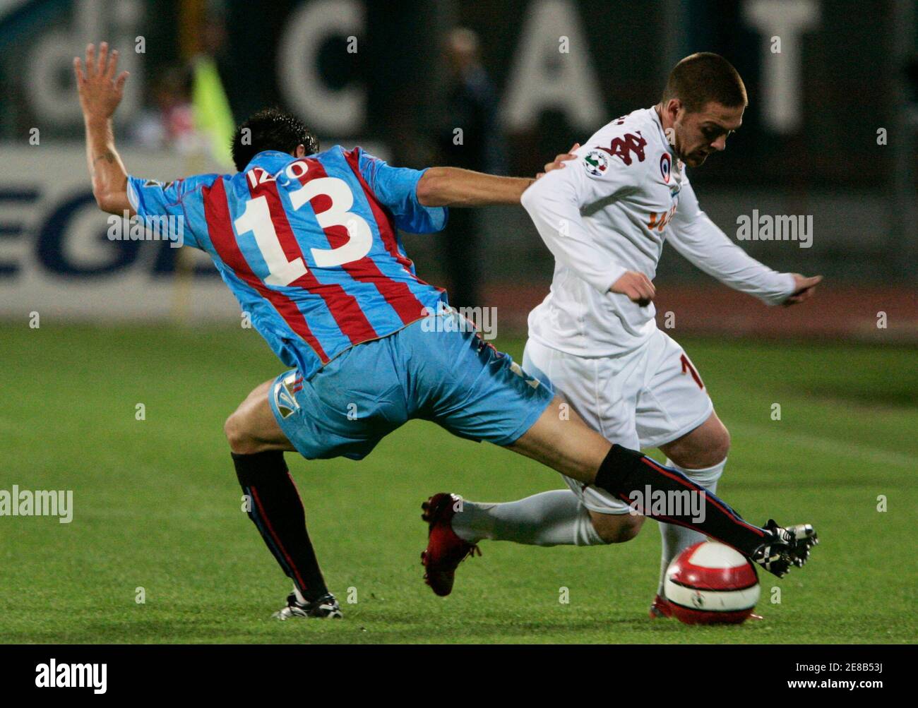 Mariano Izco di Catania si sfida COME Daniele De Rossi (R) di Roma durante  la seconda tappa della partita di calcio della Coppa Italia a Catania 8  maggio 2008. Catania e Roma