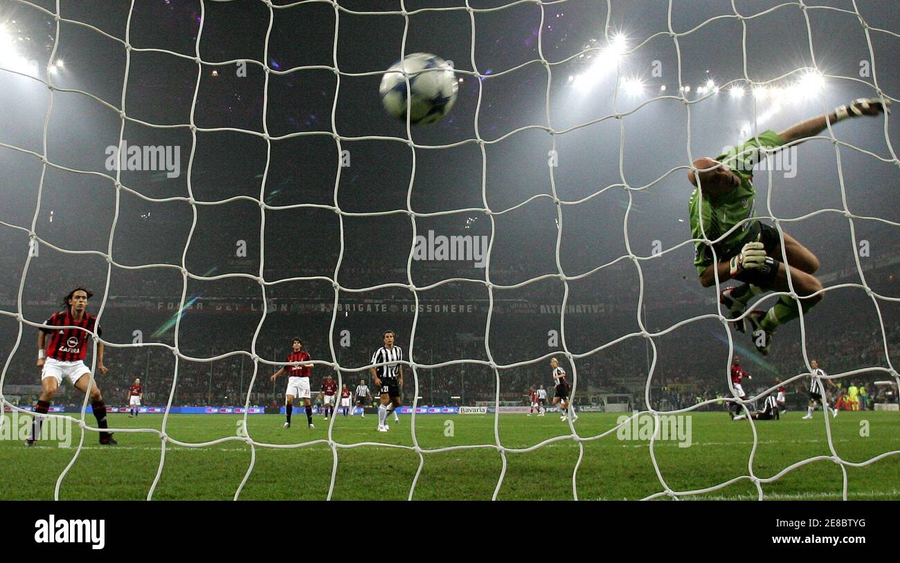Juventus' goalkeeper Antonio Chimenti (R) flies through the air as AC Milan's Clarence Seedorf (unseen) shoots and scores during their Italian Serie A soccer match at the San Siro stadium in Milan October 29, 2005. AC Milan won 3-1. REUTERS/Alessandro Bianchi Foto Stock