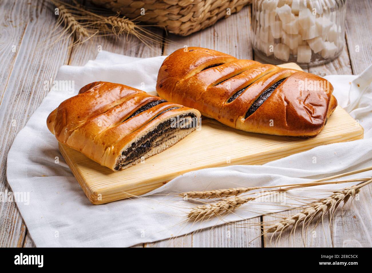 Closeup su panino di seme di papavero tagliato sulla tavola di legno Foto Stock