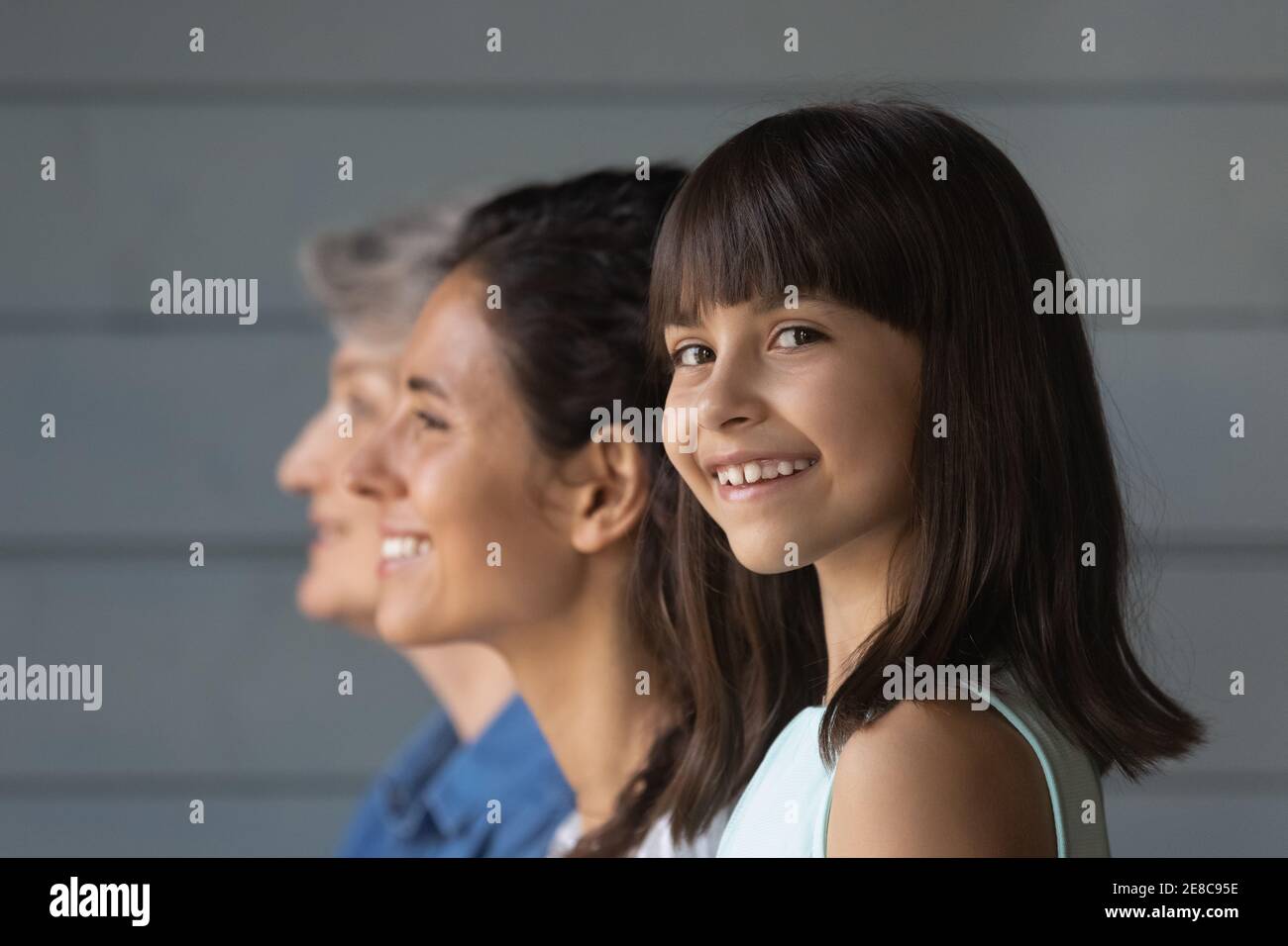 Testa scattata ritratto sorridente bambina con madre e nonna Foto Stock