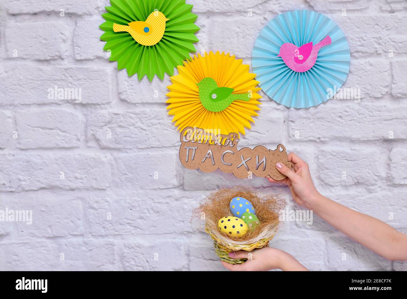 Composizione per il giorno della Pasqua e della Domenica di Pasqua. L'iscrizione è in ucraino. Foto Stock