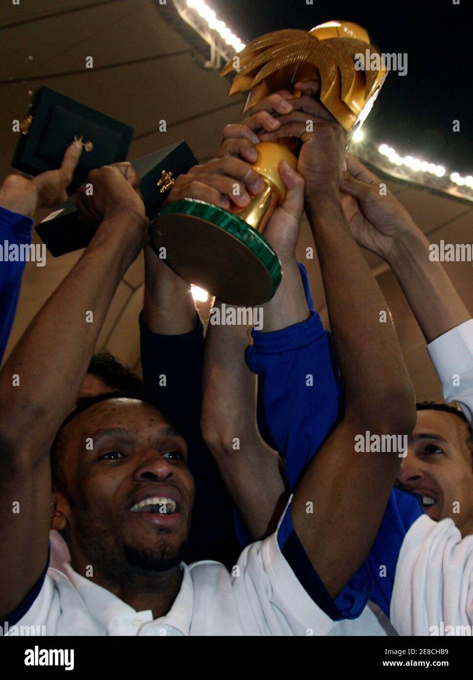 I giocatori di al Hilal festeggiano con il trofeo Saudi Crown Prince Cup dopo la vittoria su al Etafaq nella partita di calcio finale a Riyadh il 7 marzo 2008. REUTERS/Fahad Shadeed (ARABIA SAUDITA) Foto Stock
