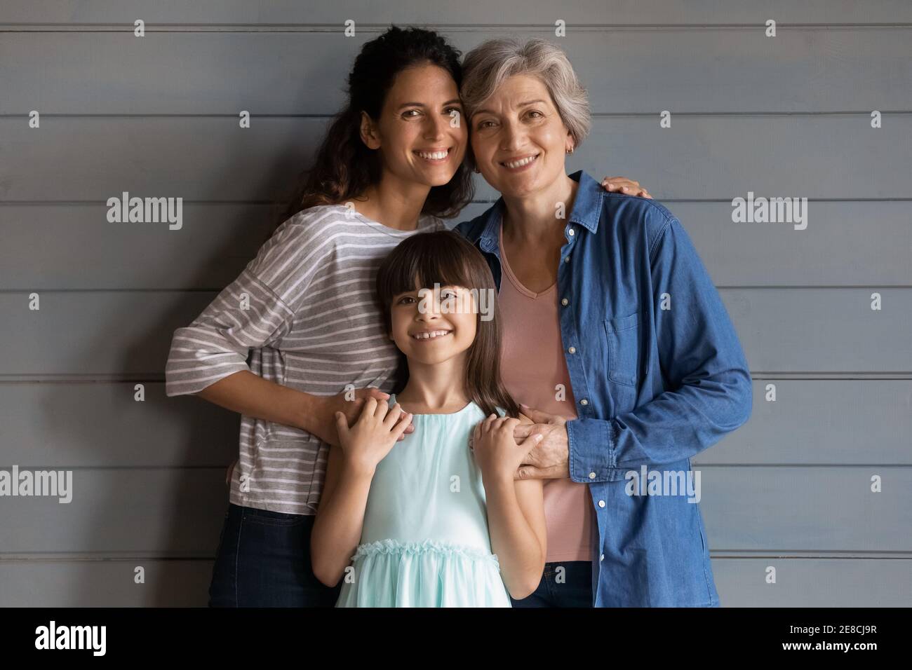 Ritratto sorridente bambina con madre e nonna matura Foto Stock