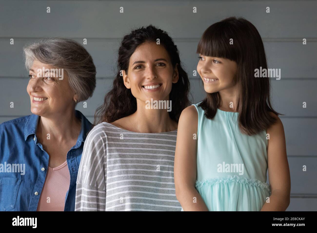 Testa ritratto girato sorridendo giovane donna con madre e figlia Foto Stock