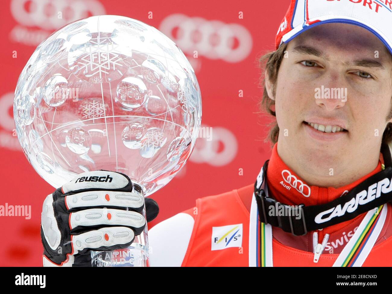 Carlo Janka of Switzerland poses with the men's overall Alpine Skiing World Cup trophy in Garmisch-Partenkirchen March 13, 2010. REUTERS/Michaela Rehle (GERMANY - Tags: SPORT SKIING) Foto Stock