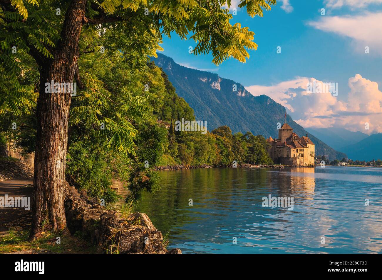 Famosa destinazione turistica svizzera con il castello di Chillon sulla riva del lago di Ginevra al tramonto, Montreux, Svizzera, Europa Foto Stock