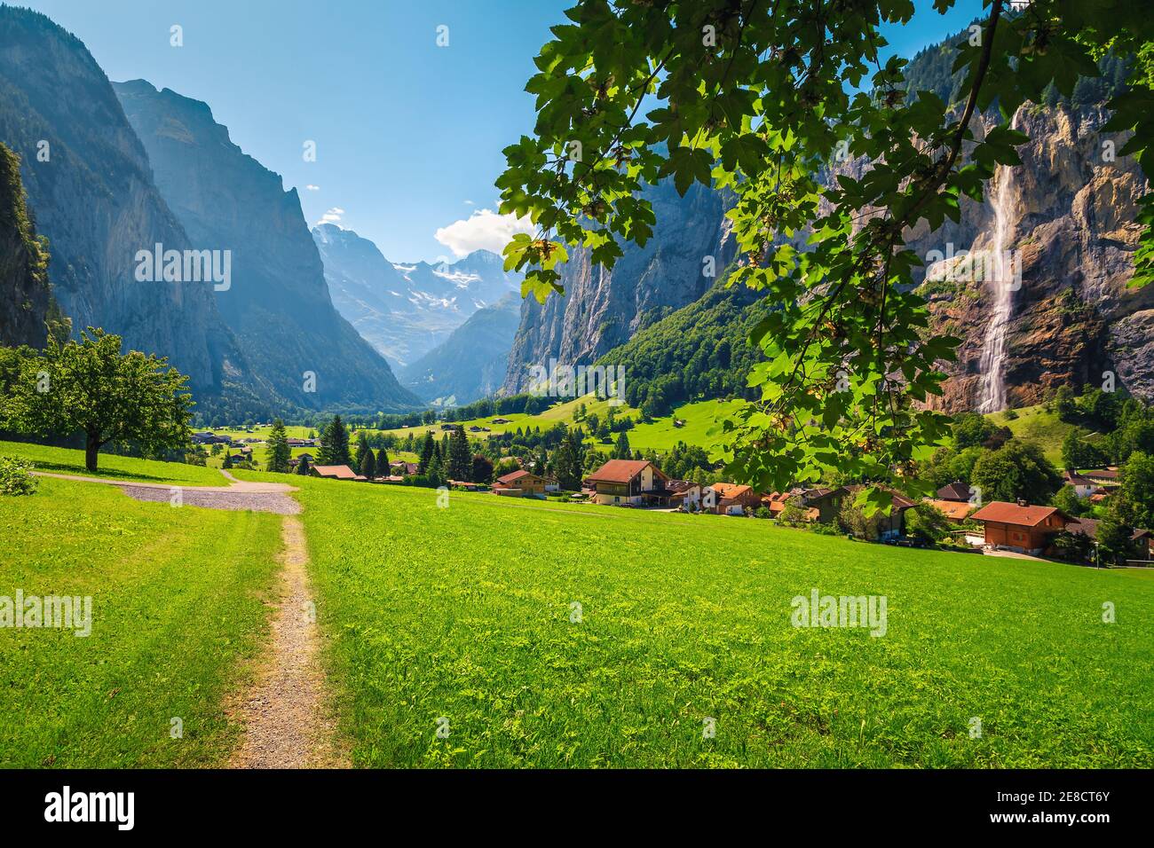 Splendidi campi verdi e valle profonda con incredibili cascate a Lauterbrunnen, Oberland Bernese, Svizzera, Europa Foto Stock