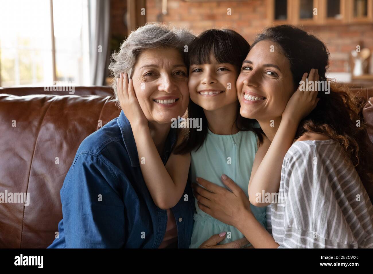 Testa ritratto felice tre generazioni di donne che abbracciano Foto Stock