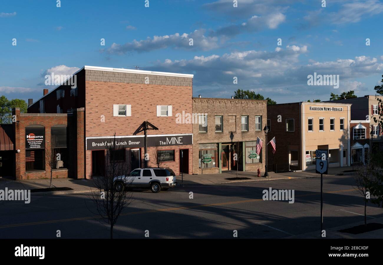 Cadiz, Ohio/USA-15 maggio 2019: North Main Street a Cadice vista dalla piazza del tribunale. La contea di Harrison era un'enorme area di estrazione del carbone nel Foto Stock Cadiz, Ohio/USA-15 maggio 2019: North Main Street a Cadice vista dalla piazza del tribunale. La contea di Harrison era un'enorme area di estrazione del carbone nel Foto Stock