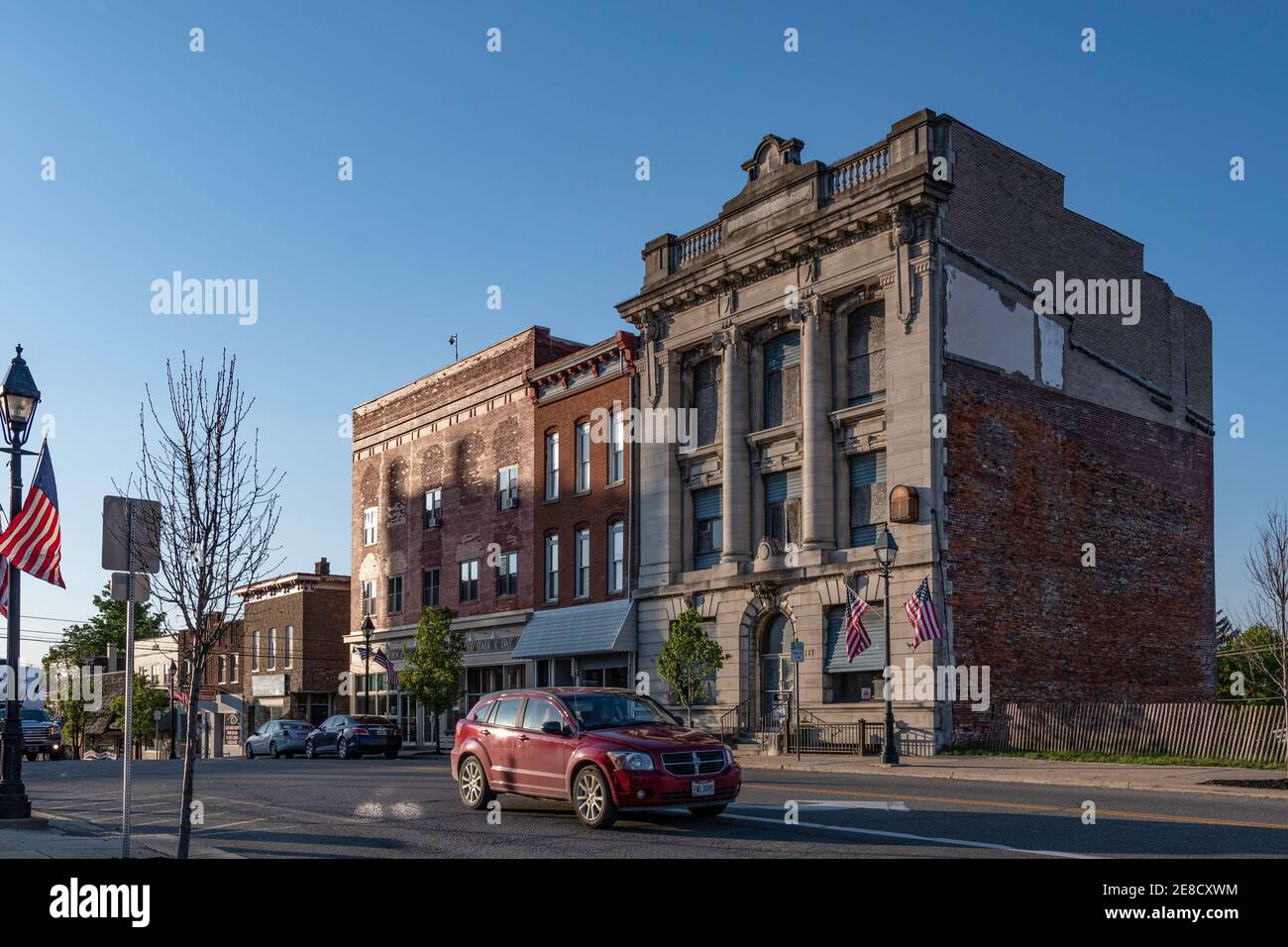 Cadiz, Ohio/USA-15 maggio 2019: Vecchi edifici costruiti nel 19 ° secolo che costeggiano Market Street a Cadice sono promemoria di un passato boom economico. Foto Stock