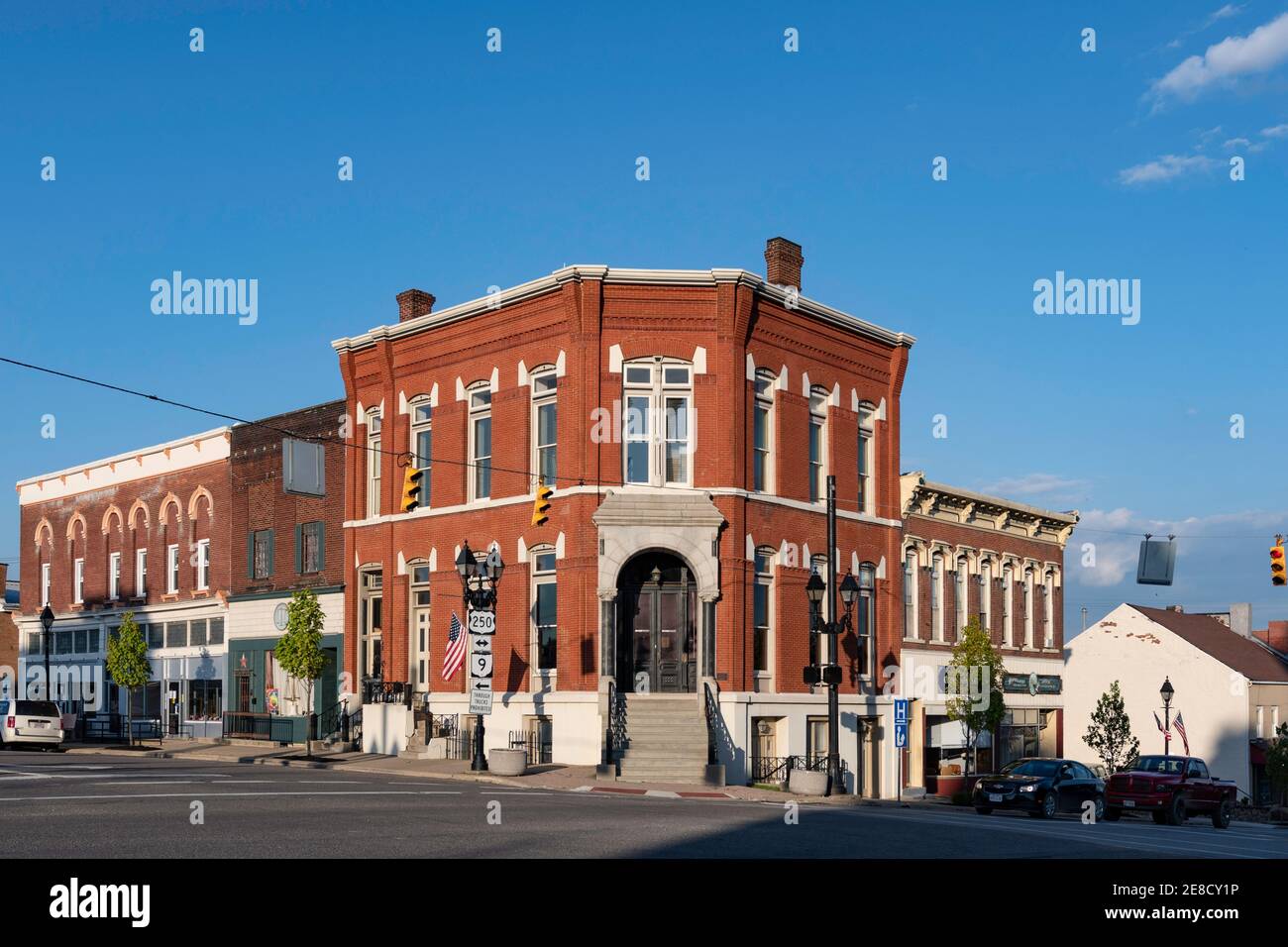 Cadiz, Ohio/USA-15 maggio 2019: Vecchio edificio della banca nazionale di Harrison costruito ca. 1887 in stile architettonico Queen Anne situato sulla East Main Street a Cadi Foto Stock