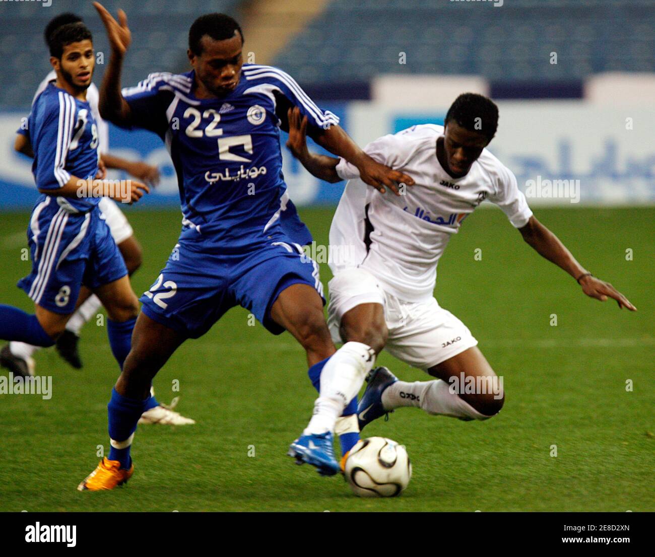 Leo Blaez (L) di al Hilal combatte per la palla con Hassan Falateh di al Shabab durante la partita di calcio di qualificazione della Coppa del Principe della corona Saudita a Riyadh il 1° marzo 2008. REUTERS/Fahad Shadeed (ARABIA SAUDITA) Foto Stock