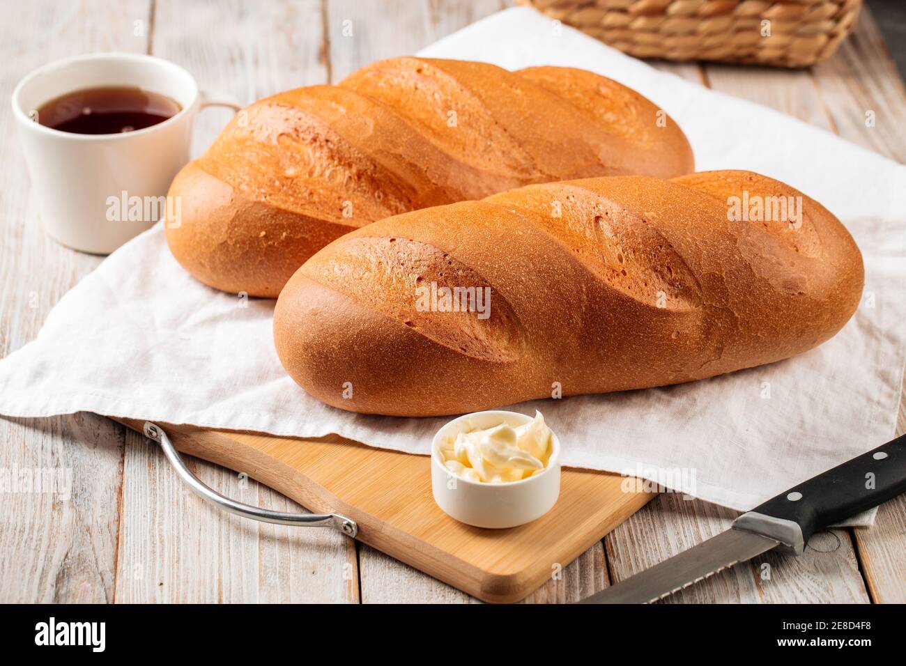 Pane bianco con burro e caffè Foto Stock