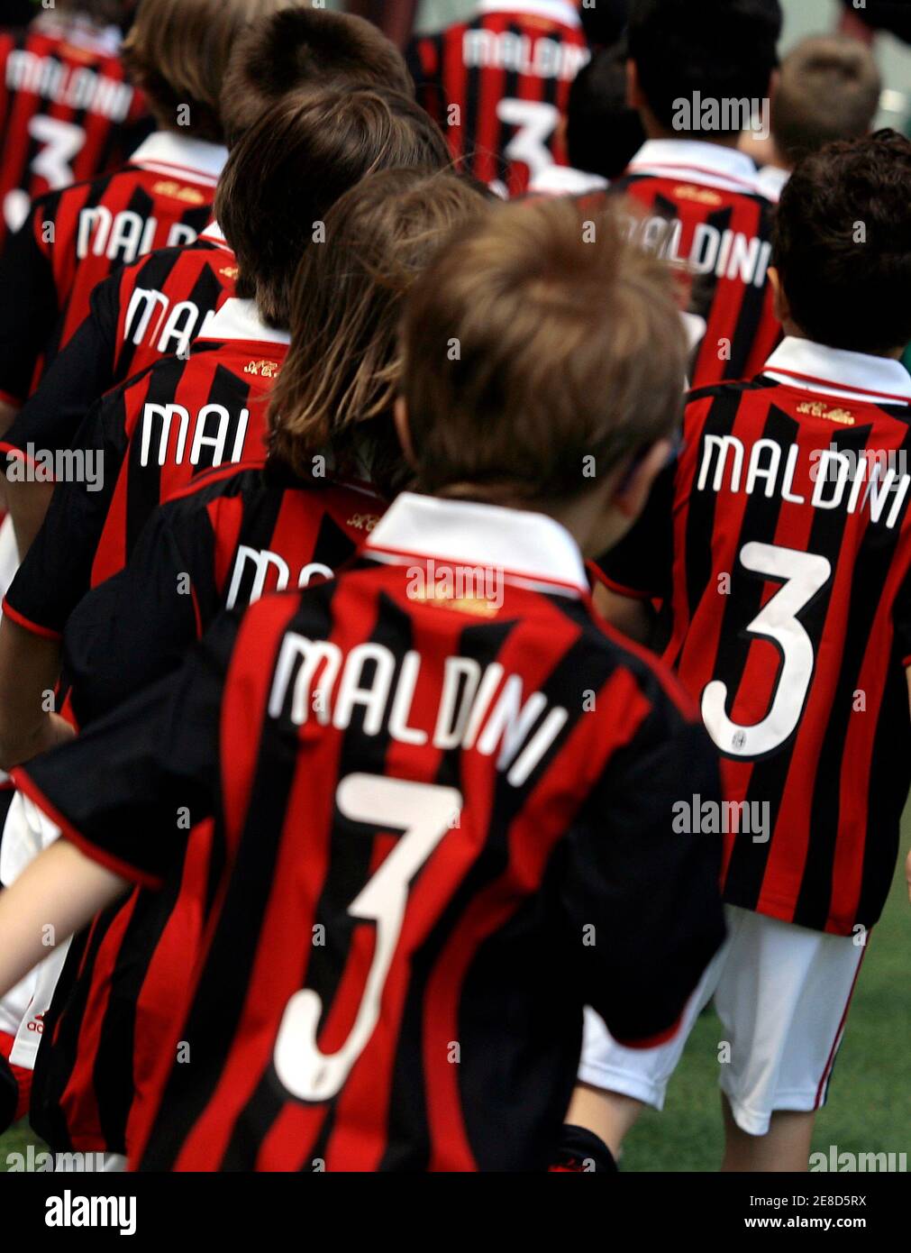 I bambini indossano maglie AC Milan con il nome di 'madini', prima dell' inizio della Serie Italiana UNA partita di calcio contro AS Roma allo  stadio di San Siro a Milano il 24