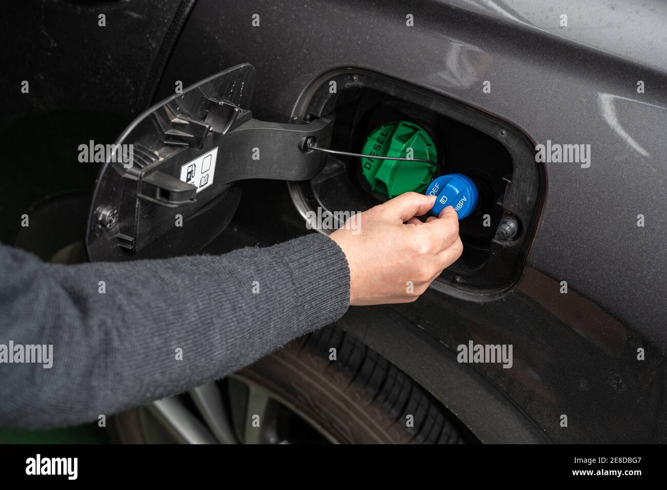 Seoul, Corea del Sud - Jan 2021 : tappo del serbatoio del DEF e del carburante diesel AdBlue. Foto Stock