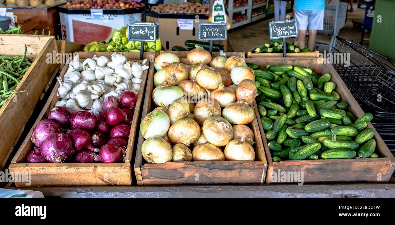 Esposizione di cipolle, aglio e cetrioli presso uno stand di produzione a bordo strada. Foto Stock