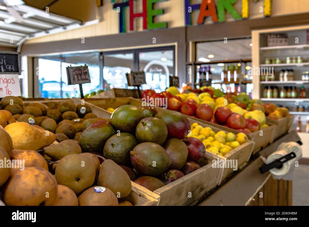 Clanton, Alabama, USA - 17 giugno 2017: Frutta fresca in esposizione al mercato delle fattorie di Durbin un mercato popolare della produzione stradale nella contea di Chilton. Foto Stock