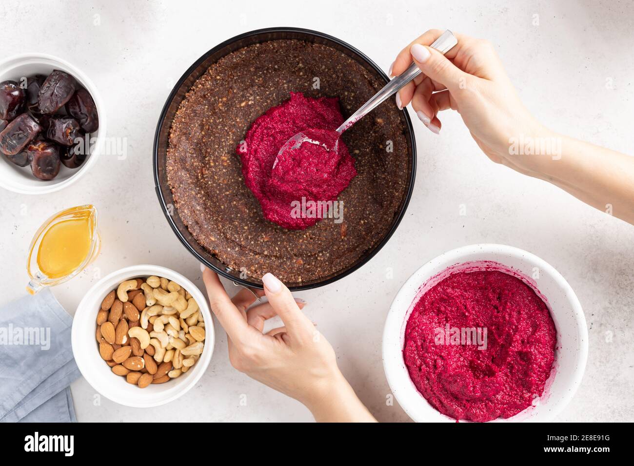 le mani femminili cucinano la torta vegana. cibo alternativo sano Foto Stock