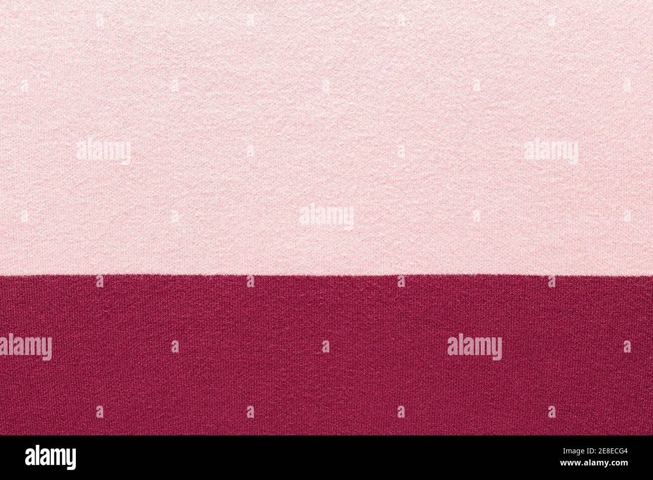 tessuto lavorato a maglia rosa e bordeaux. Tessuto morbido e caldo. Foto Stock