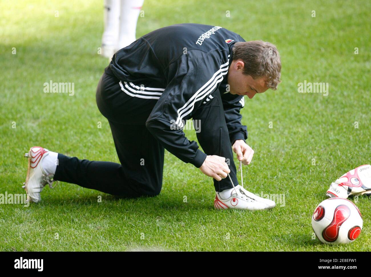 Il portiere tedesco Robert Enke indossa le scarpe durante una sessione di  allenamento a Duesseldorf il 27 marzo 2007. La squadra di calcio tedesca  giocherà in Danimarca a Duisburg durante una partita
