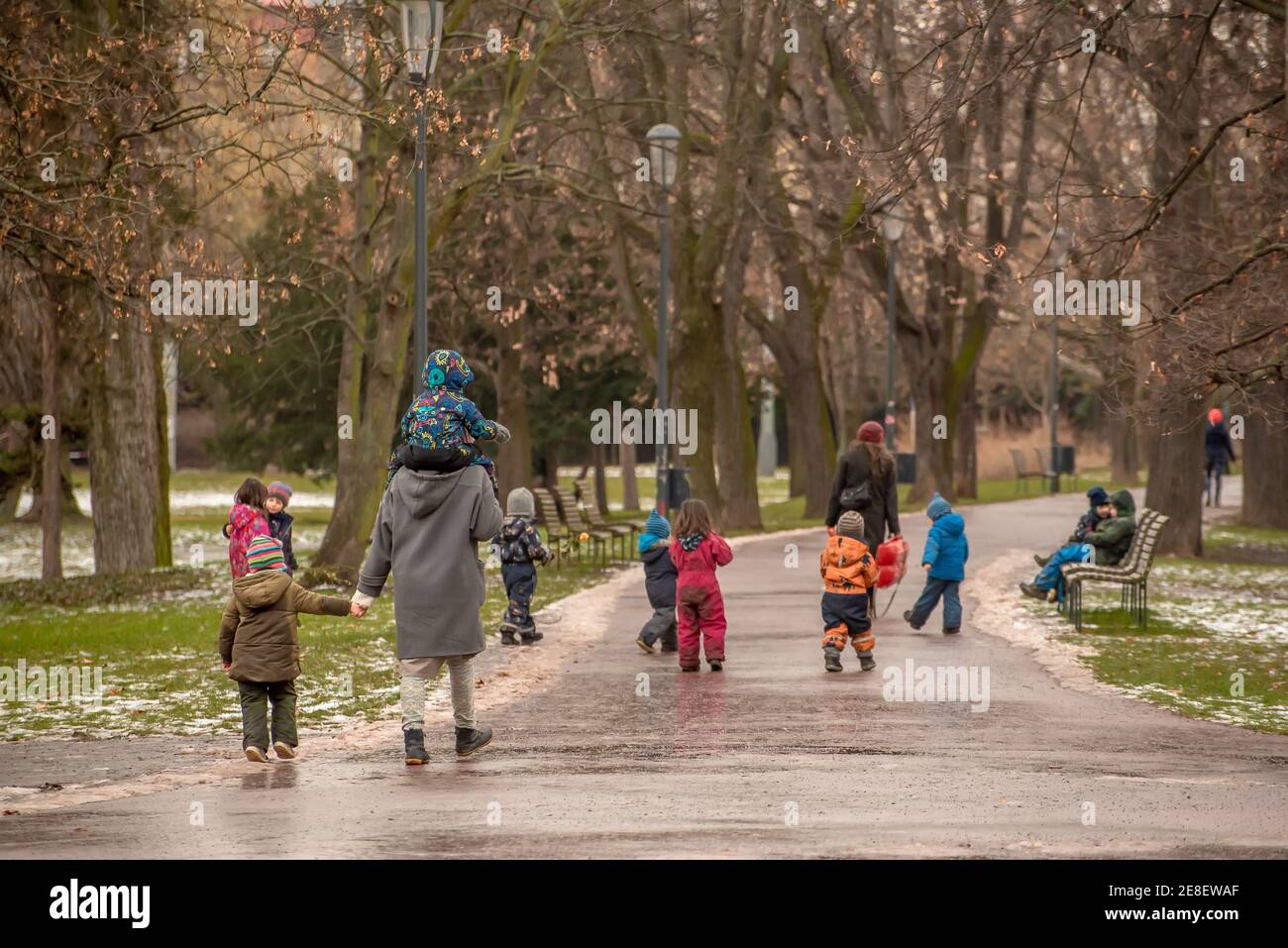 Praga, Repubblica Ceca. 01-31-2021. Insegnante e bambini piccoli che camminano su un parco innevato Letna, durante la fredda giornata invernale a Praga Foto Stock