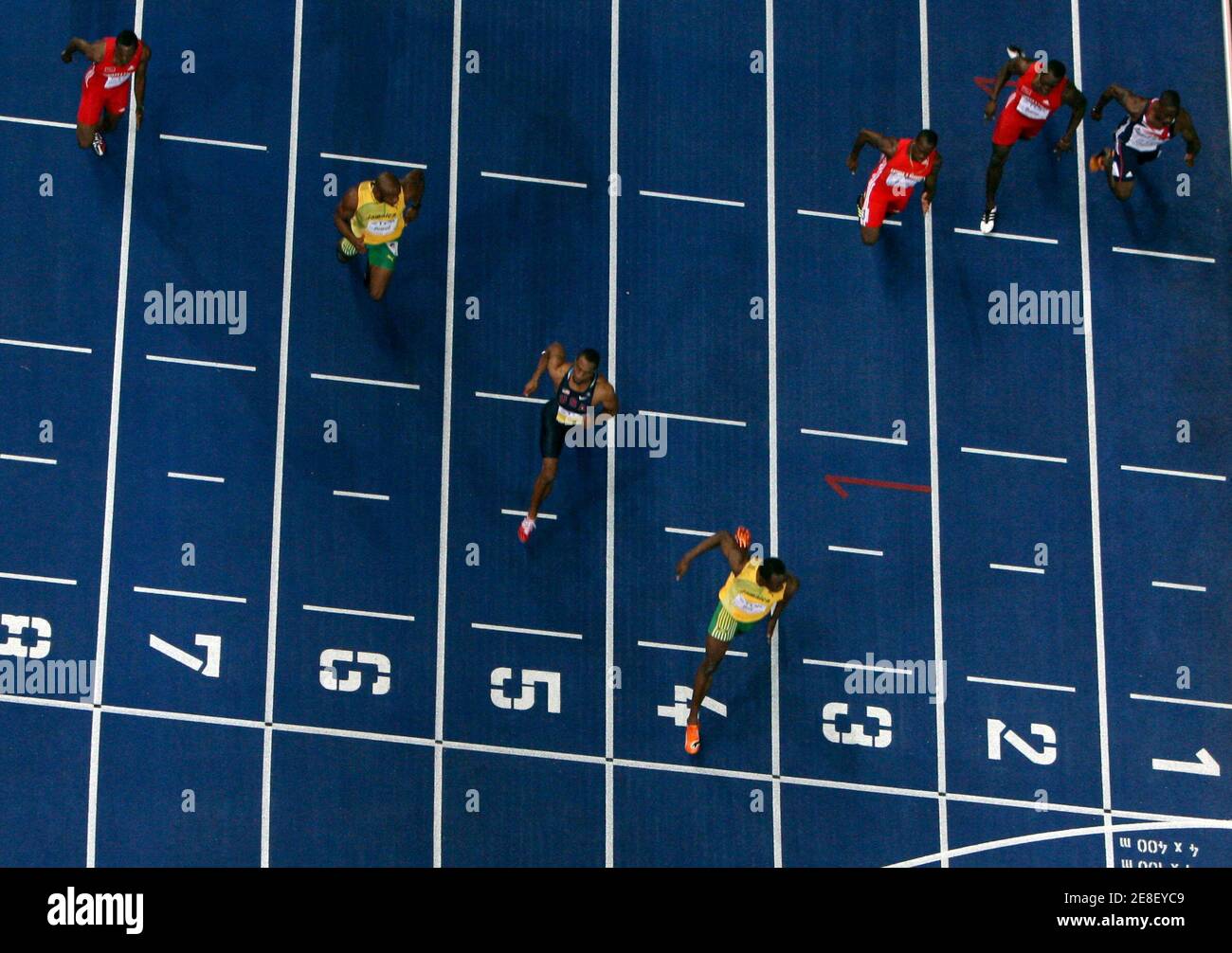 Usain Bolt della Giamaica attraversa il traguardo davanti a Tyson Gay degli Stati Uniti e Asafa Powell (R a L, corsia 4 a 6) della Giamaica nella finale maschile di 100 metri durante i campionati mondiali di atletica allo stadio olimpico di Berlino, 16 agosto 2009. REUTERS/STAFF (GERMANIA ATLETICA SPORTIVA) Foto Stock
