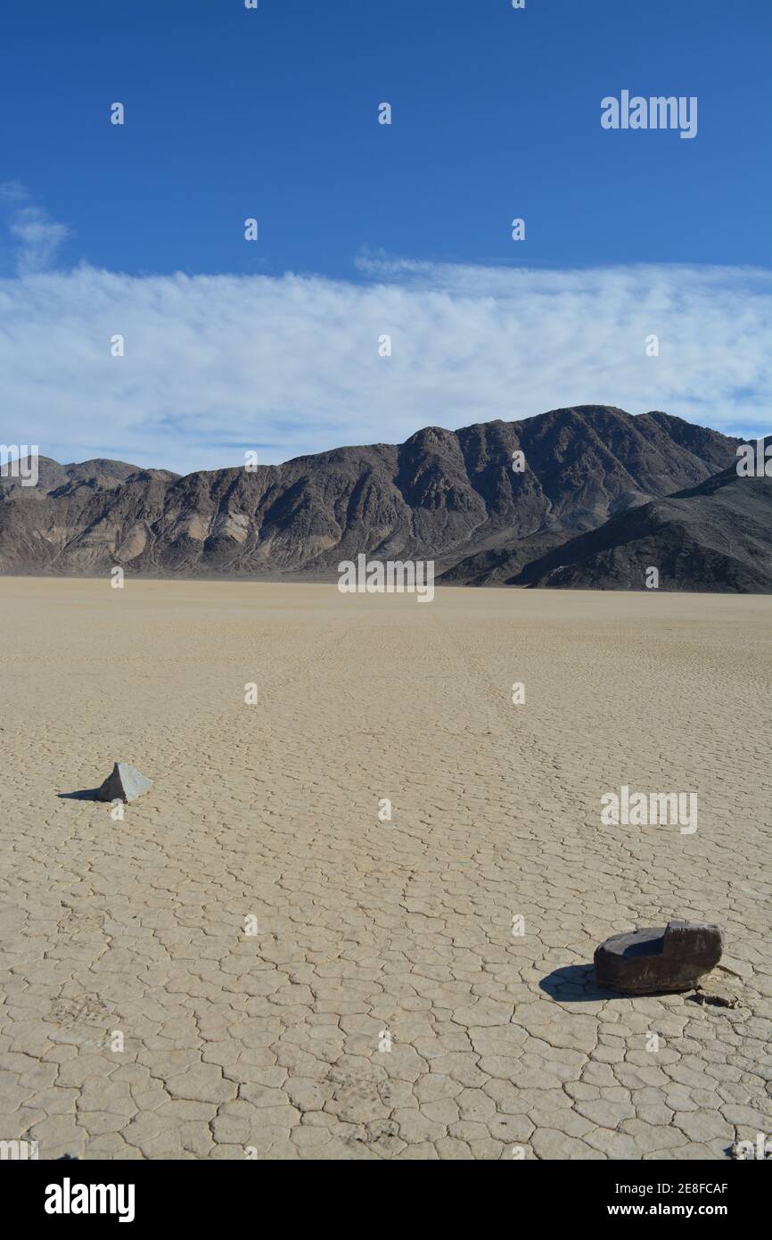 vela roccia lasciando un lungo sentiero nel deserto di L'ippodromo Playa segna il percorso di uno dei Misteriose rocce in movimento nella Death Valley Nation Foto Stock