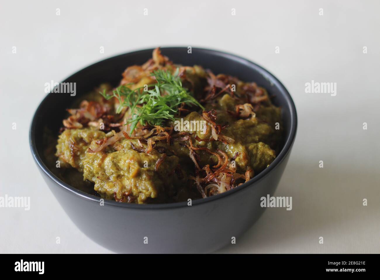 Il curry del pollo del coriandolo è un curry verde del pollo fatto usando i pezzi del pollo, il coriandolo fresco e alcune spezie Foto Stock
