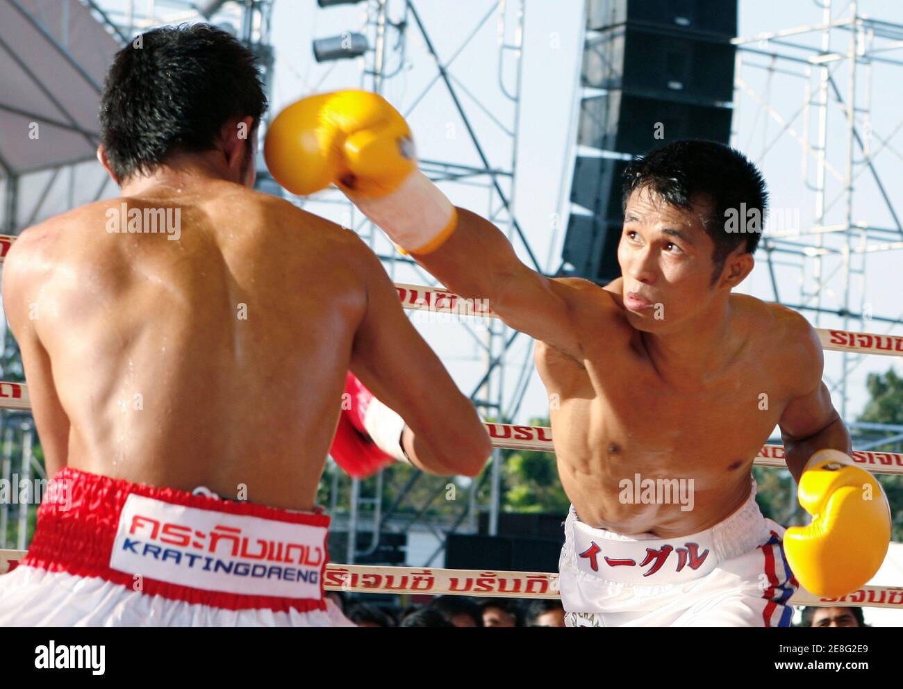 Eagle Kyowa, campione di peso delle fragole di WBC, ha messo un pugno sul volto dello sfidante tailandese Oledong Sithsanerchai durante il suo titolo di peso delle fragole di WBC a Bangkok il 29 novembre 2007. Oledong ha vinto la partita. REUTERS/Chaiwat Subprasom (THAILANDIA) Foto Stock