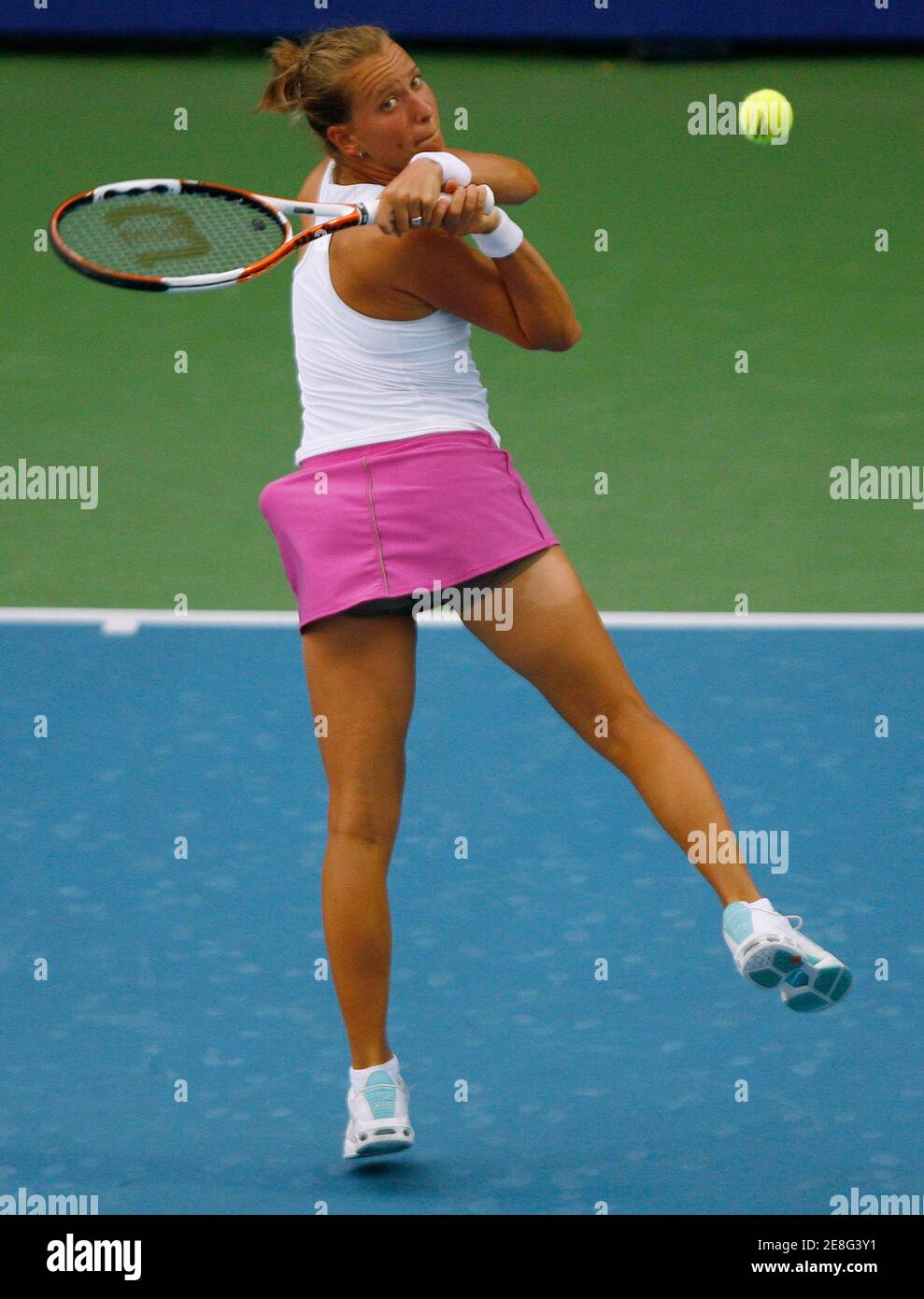 Barbora Zahlavova Strycova della Repubblica Ceca ha fatto ritorno durante la sua partita contro Akgul Amanmuradova dell'Uzbekistan al torneo di tennis Pattaya Women's Open di Pattaya il 5 febbraio 2008. REUTERS/Chaiwat Subprasom (THAILANDIA) Foto Stock