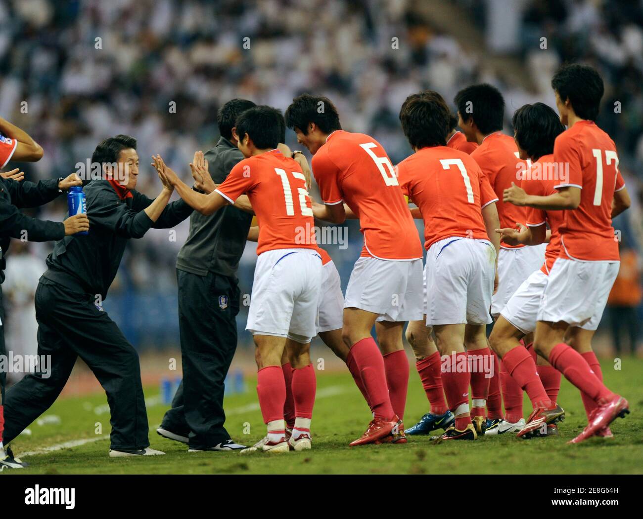 I giocatori sudcoreani reagiscono dopo aver segnato contro l'Arabia Saudita durante la partita di calcio di qualificazione della Coppa del mondo a Riyadh il 19 novembre 2008. REUTERS/Fahad Shadeed (ARABIA SAUDITA) Foto Stock